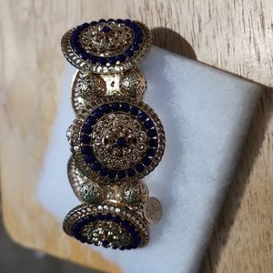 Susan Graver Bohemia style goldtone bracelet beaded, stretchy, blue